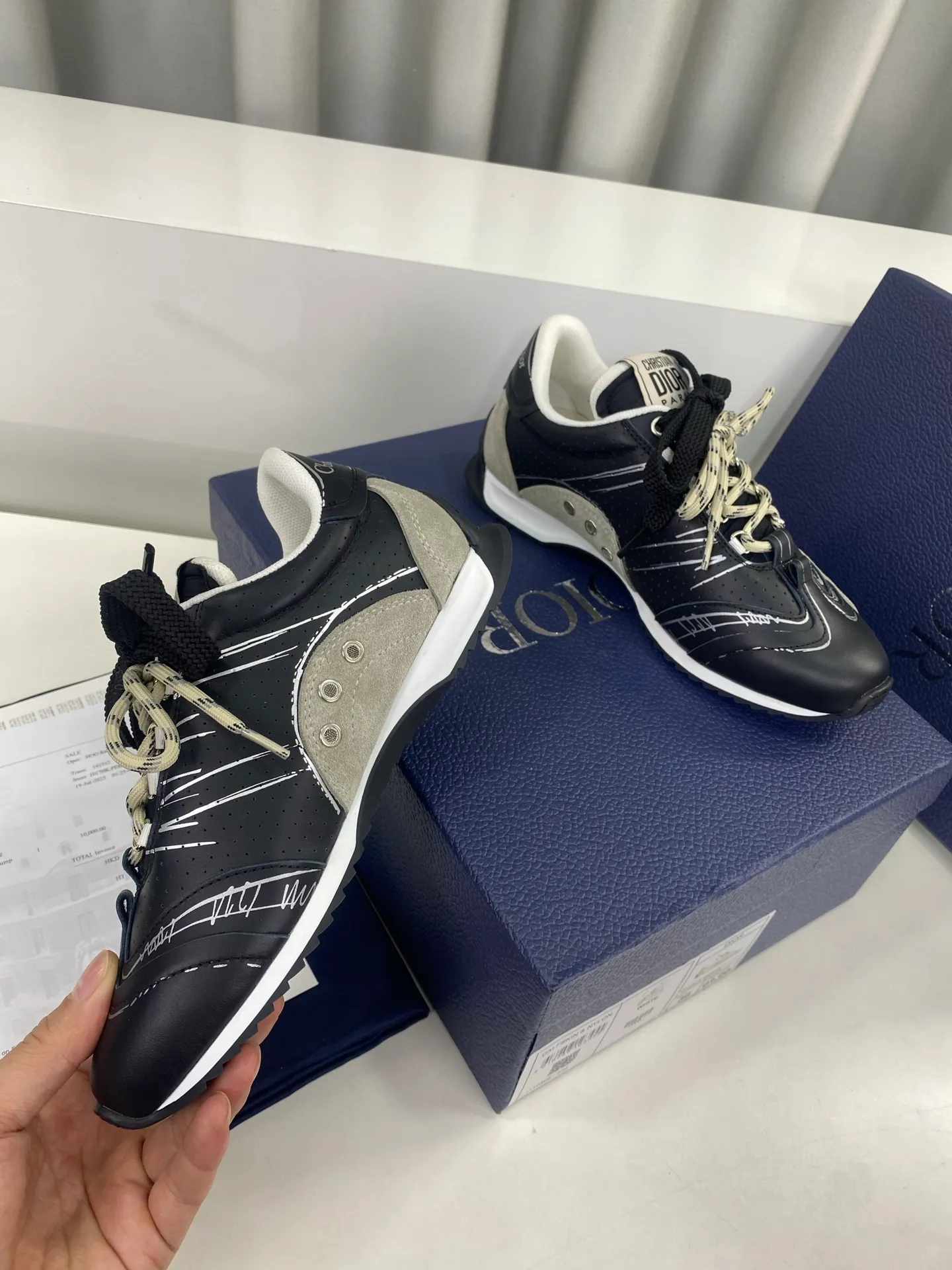 👟👟Ex-factory price 560👟👟 Men's size +10 Dior Dior D-Sketch series graffiti moral shoes casual sports shoes ☑️ D-Sketch sports shoes made a wonderful appearance at the Dior 2025 spring and summer ready-to-wear series show, highlighting the classic retro aesthetics. Crafted from white nylon and calf leather, it's finished with a printed logo inspired by the shoe's production stages, with beige suede calf leather panels and double laces. A handwritten Christian Dior Paris signature adorns the sides, while a Christian Dior Paris signature panel and plaque adorn the heel and tongue. Paired with two-color thin rubber soles, they are more refined and can add high-end temperament to various casual looks. Exquisite packaging at the delivery counter🛍📦 ▪️Fabric: Original customized cowhide/graffiti ▪️Inner foot pads: Breathable mesh ▪️Sole: Original molded non-slip rubber outsole ▪️Sole thickness: 2CM ▪️Size: 35-45 (45 for women and 45 for men, customization is not returnable)